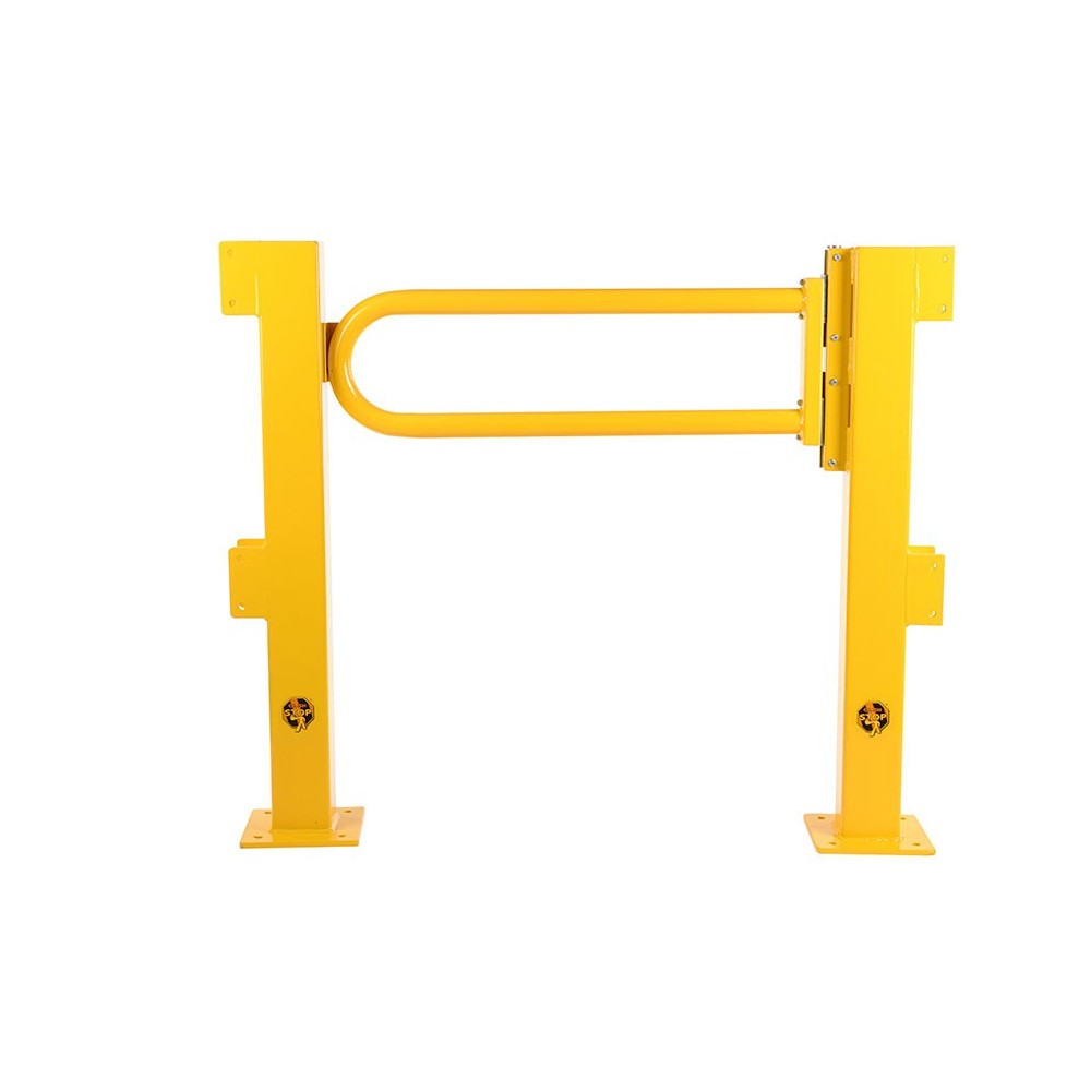 Porte battante avec poteaux