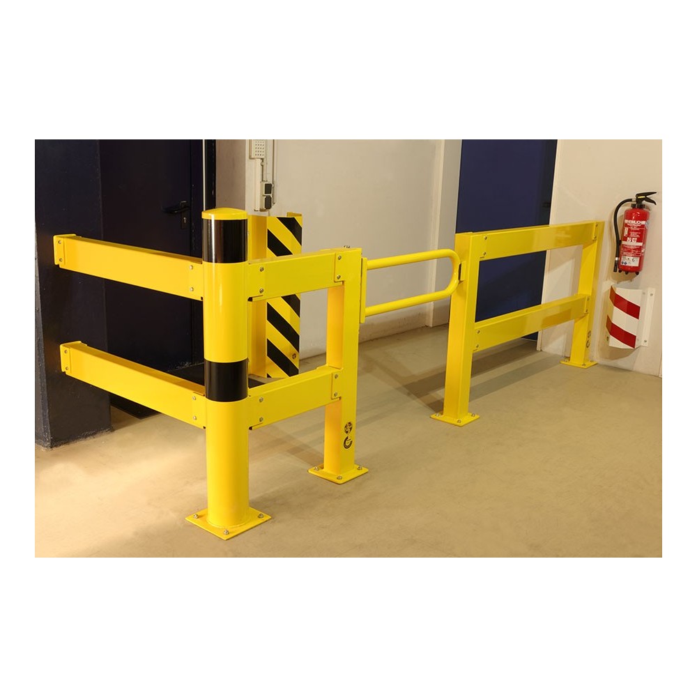 Porte battante avec poteaux
