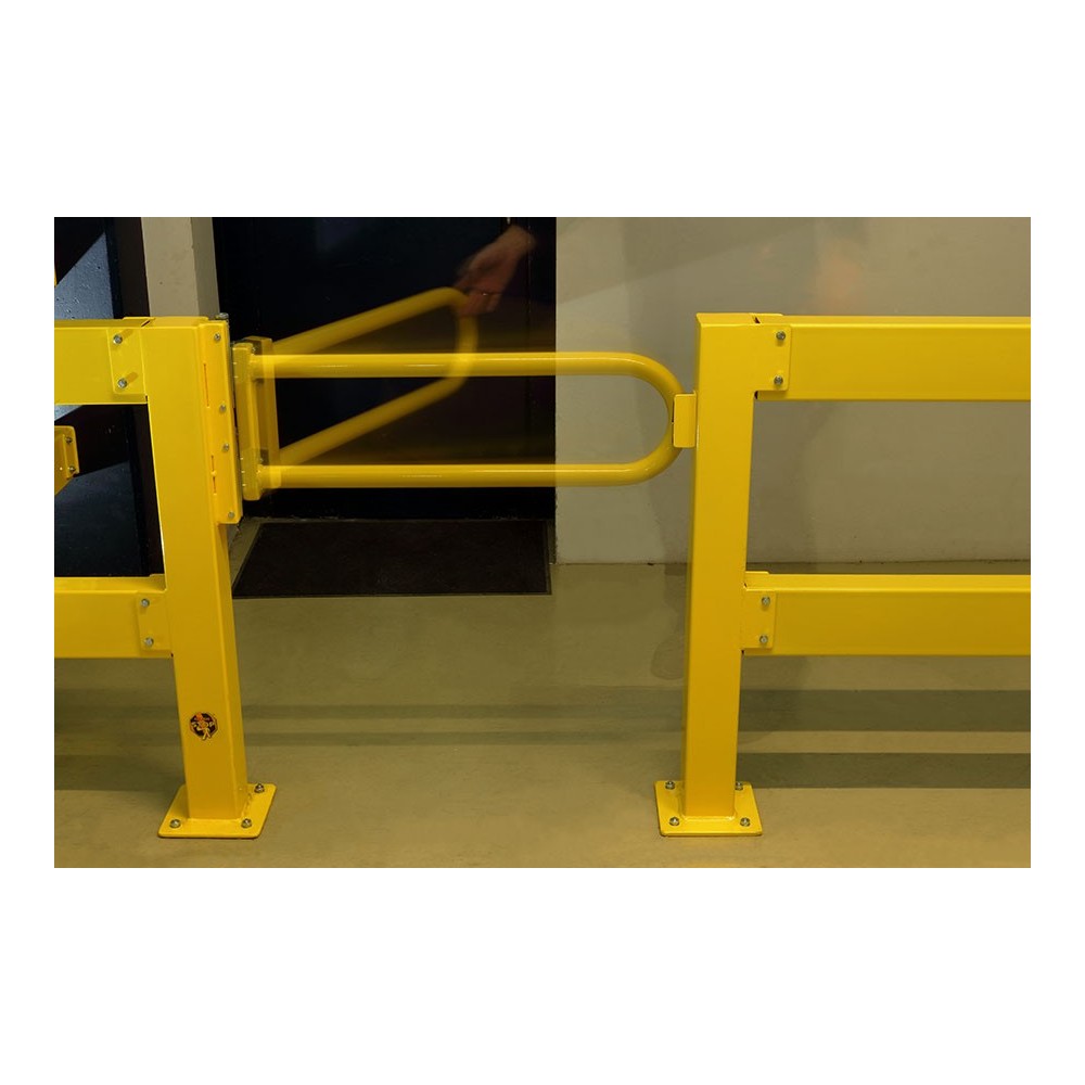 Porte battante avec poteaux
