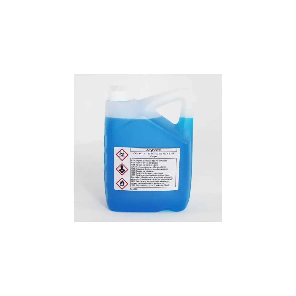 Photo d'un bidon de liquide corrosif et chimique étiqueté avec une étiquette à trois pictogrammes CLP - SGH