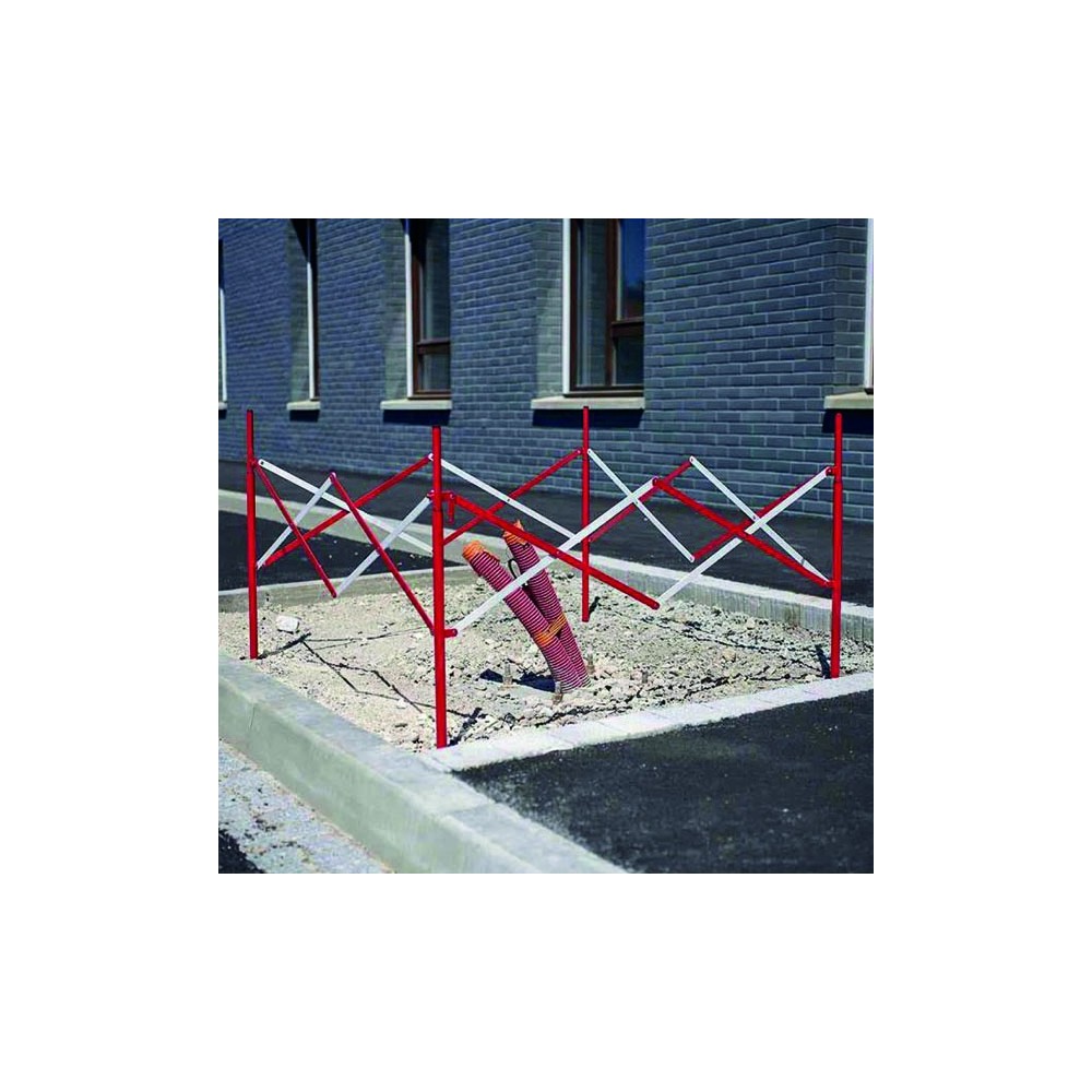 Photo de la barrière de regard dépliée et installée en extérieur sur un trottoir en travaux en ville.