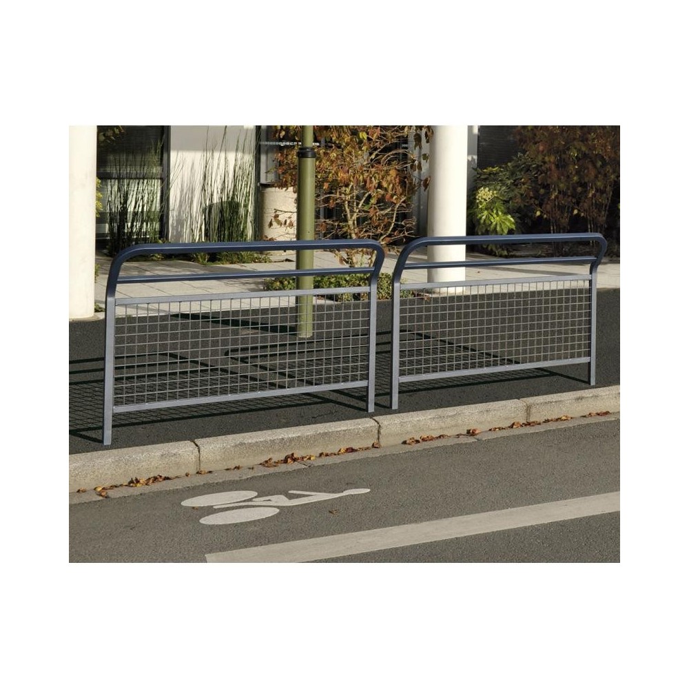 Photo de mise en situation de deux barrières grillagée côte à côte dans la rue.