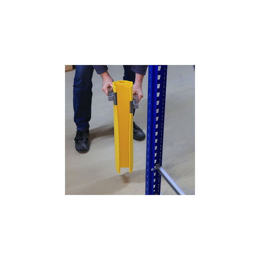 Photo de la mise en place d'un protecteur d'echelle D-flexx en plastique flexible sur échelle industrielle, première étape.