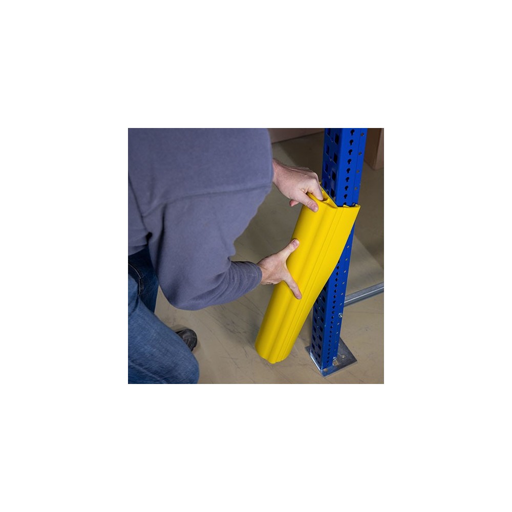 Photo de la mise en place d'un protecteur d'echelle D-flexx en plastique flexible sur échelle industrielle, troisième étape.