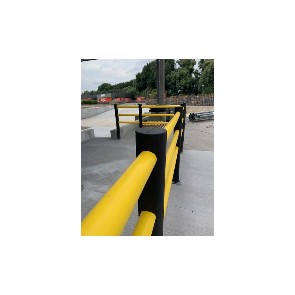 Photo de mise en situation des barrières DELTA PREVENTIMARK disposées de manière linéaire en extérieur.