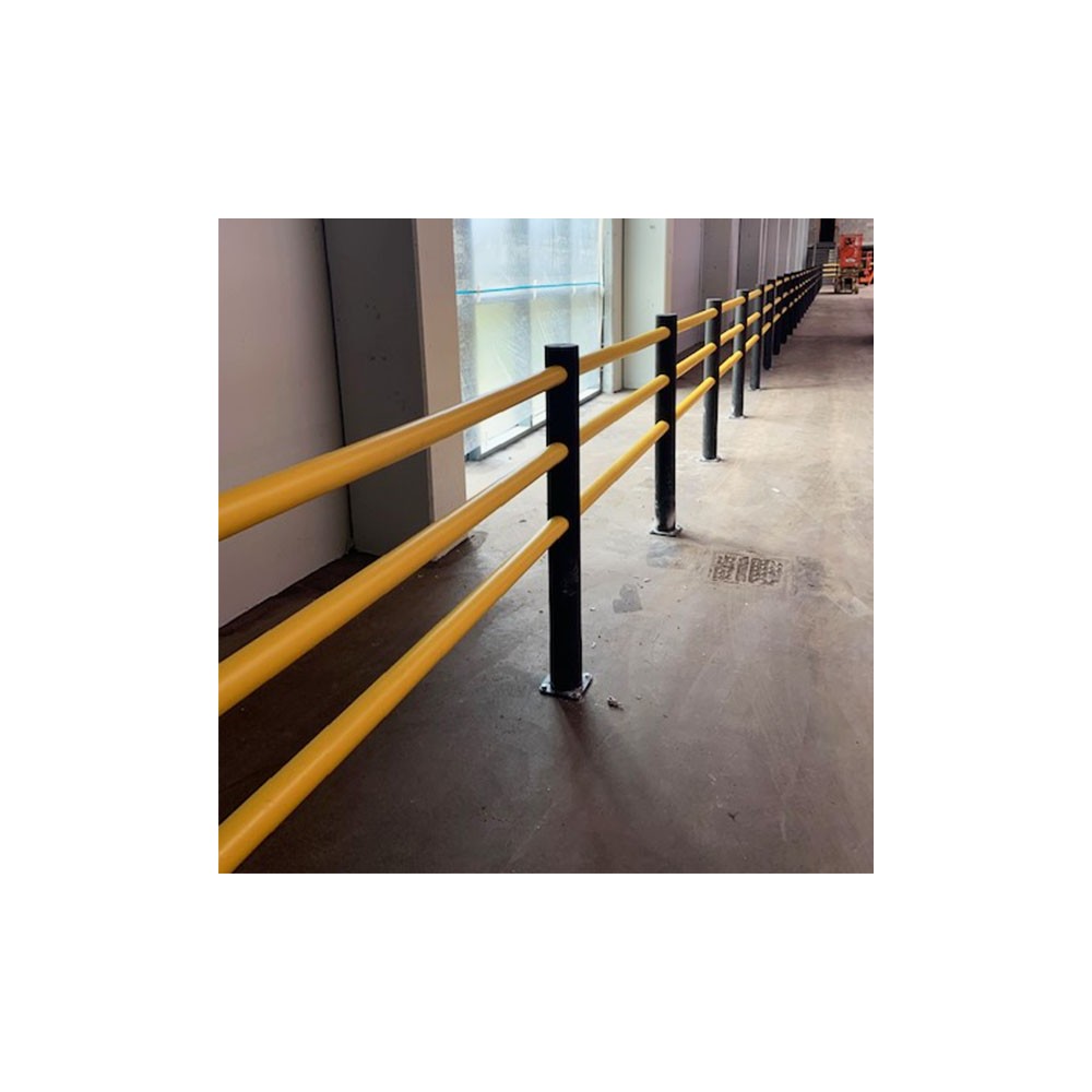 Photo de mise en situation des barrières DELTA PREVENTIMARK disposées de manière linéaire dans un entrepôt.