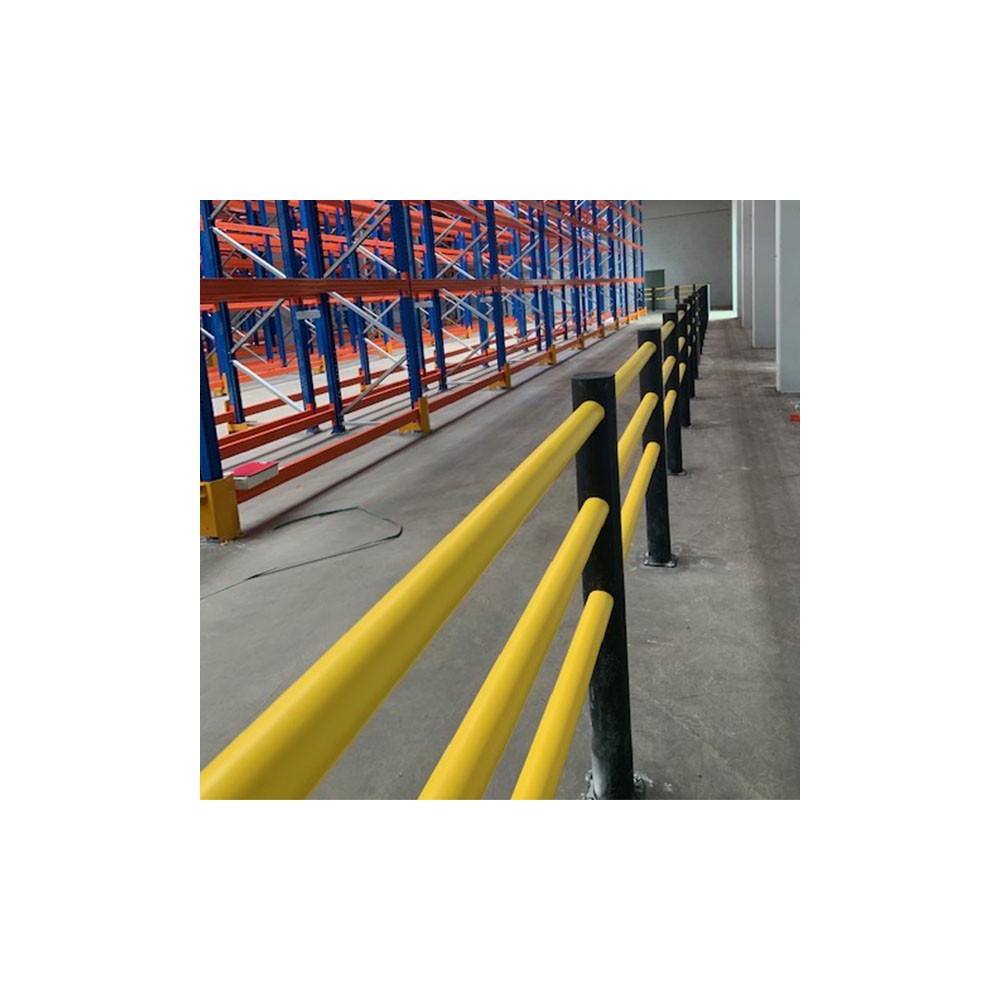 Photo de mise en situation des barrières DELTA PREVENTIMARK disposées de manière linéaire dans un entrepôt.