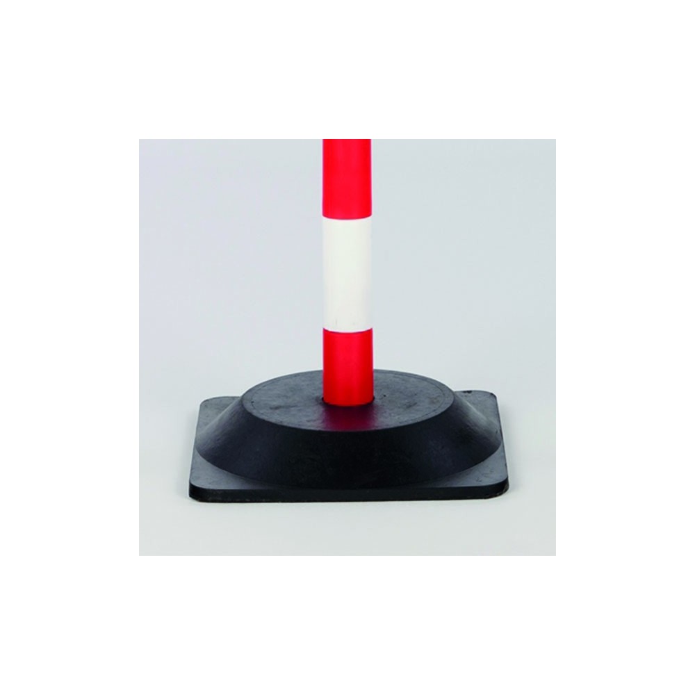 Photo du socle carré pour poteau rouge et blanc appartenant au kit DAN433.